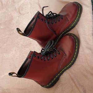1460 SMOOTH LEATHER RED CHERRY LACE UP BOOTS. Dr. Martens Size:4